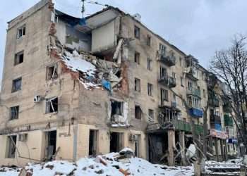 Foto tomada el 25 de mayo: un edificio de apartamentos destruido por misiles rusos en Járkov, Ucrania. Foto: EFE.