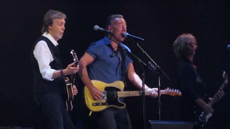 Paul McCartney y Bruce Springteen en el cierre de la gira "Got Back", New Jersey. Foto:  Jam Base.