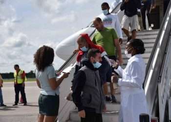 Los migrantes irregulares llegan al Aeropuerto de La Habana. Foto: Agencia Cubana de Noticias.