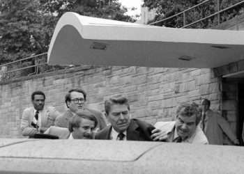 Instante en que el ex presidente Ronald Reagan era empujado hacia dentro de la limusina tras los disparos. Foto: Ron Edmonds / AP (Archivo).