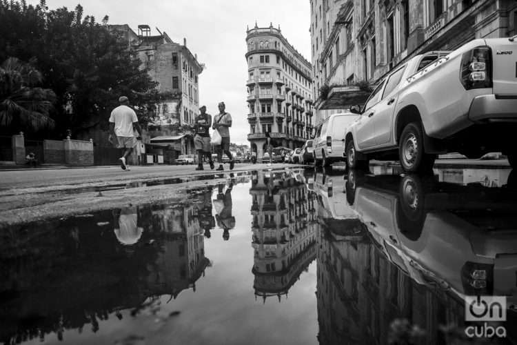 La Habana: reflejos en tiempos de lluvia. Foto: Otmaro Rodríguez.