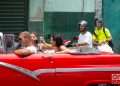 Personas sin nasobuco en un auto y una moto en La Habana, el martes 31 de mayo de 2022, tras la eliminación del uso obligatorio de la mascarilla por las autoridades cubanas. Foto: Otmaro Rodríguez.