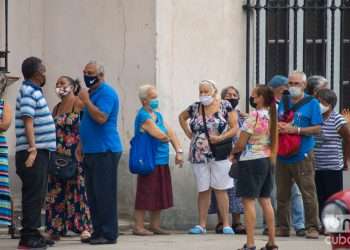 Personas, sobre todo de la tercera edad, en una cola en La Habana, el martes 31 de mayo de 2022, tras la eliminación del uso obligatorio de la mascarilla por las autoridades cubanas. Foto: Otmaro Rodríguez.