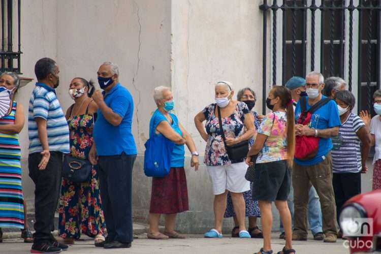 Personas, sobre todo de la tercera edad, en una cola en La Habana, el martes 31 de mayo de 2022, tras la eliminación del uso obligatorio de la mascarilla por las autoridades cubanas. Foto: Otmaro Rodríguez.