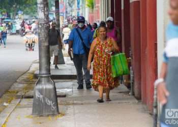 Personas sin y con nasobuco en La Habana, el martes 31 de mayo de 2022, tras la eliminación del uso obligatorio de la mascarilla por las autoridades cubanas. Foto: Otmaro Rodríguez.