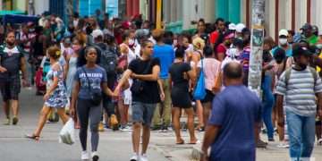 Personas sin y con nasobuco en La Habana, el martes 31 de mayo de 2022, tras la eliminación del uso obligatorio de la mascarilla por las autoridades cubanas. Foto: Otmaro Rodríguez.