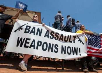 Manifestantes contra las armas de asalto en Texas. Foto: ABC News.