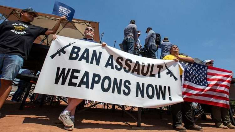 Manifestantes contra las armas de asalto en Texas. Foto: ABC News.
