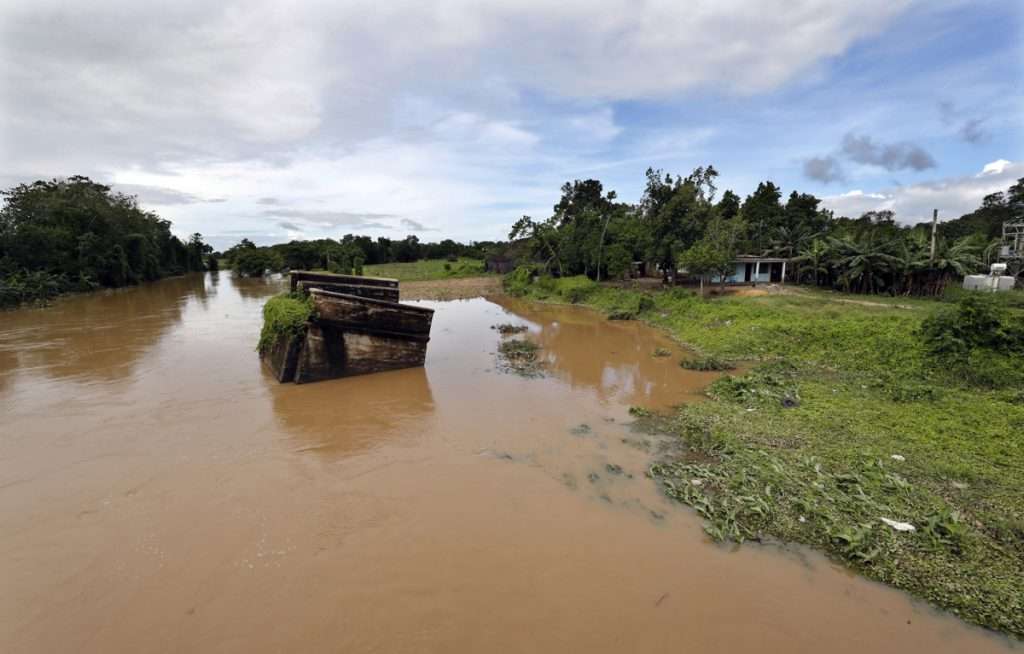 Río crecido en la localidad de San Juan y Martínez, en Pinar del Río, donde fueron más intensas las lluvias de los últimos días en Cuba. Foto: Ernesto Mastrascusa / EFE.