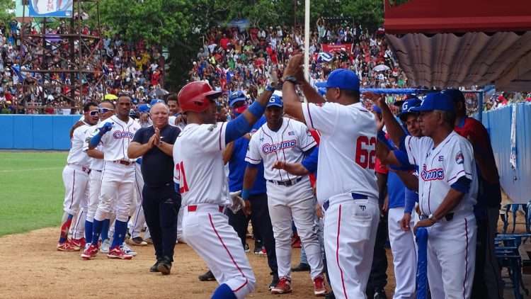 Los Alazanes de Granma celebran una de las carreras anotadas en el partido final de la 61 Serie Nacional, en el que derrotaron a los Cocodrilos de Matanzas para retener su corona de Cuba. Foto: @CMKXDigital / Twitter.