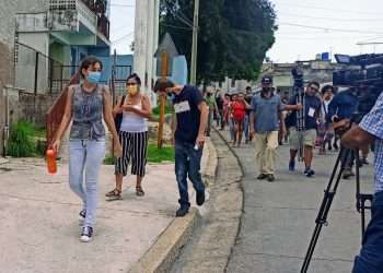 La madre cubana Amelia Calzadilla saliendo de la sede de Gobierno del municipio Cerro. Foto: Ernesto Mastrascusa/Efe.