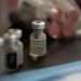 Frascos con dosis de la vacuna contra la COVID-19 de Pfizer-BioNTech. Foto: CJ Gunther / EFE / Archivo.