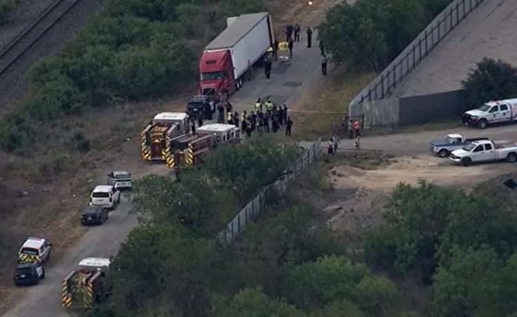 Efectivos de la policía y paramédicos alrededor de un camión en el que fueron hallados decenas de migrantes hacinados, muchos de ellos ya fallecidos, en las afueras de San Antonio, Texas. Foto: Captura de video / gray-kltvsp-prod.cdn.arcpublishing.com