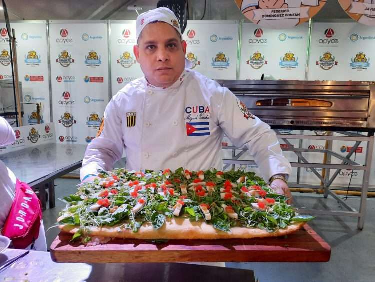 Miguel Sánchez antes de que llegara el momento de conocer los 12 semifinalistas del Campeonato Panamericano de la Pizza, en Buenos Aires. Foto: Lez.