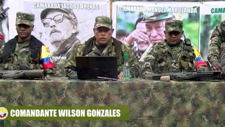 El jefe guerrillero (al centro de la foto) operaba en el norte del Cauca. Foto: semana.com