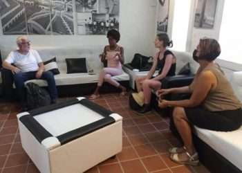 Kent Sommer dialoga con directivos de la enseñanza artística en Cuba. Foto: Cubaminrex