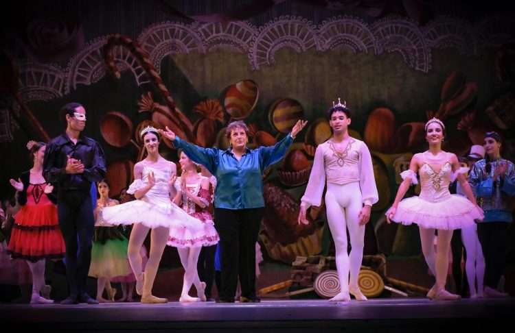 La maestra Laura Alonso (al centro) con bailarines de su compañía, en una imagen de archivo. Foto: Perifl de Facebook de la compañía de ballet Laura Alonso / Archivo.