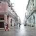 Varias personas caminan por una calle bajo un fuerte aguacero en La Habana (Cuba).  Foto: Ernesto Mastrascusa/Efe.