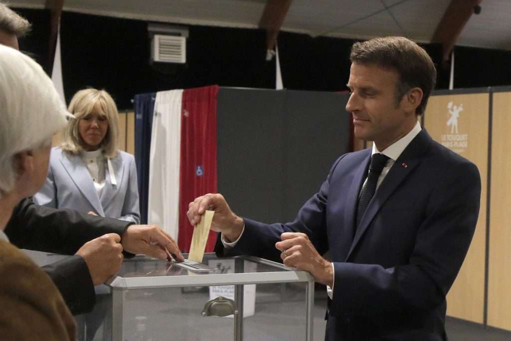 El presidente francés, Emmanuel Macron, emite su voto en la segunda vuelta de las elecciones legislativas, en Le Touquet, en el norte de Francia, el 19 de junio de 2022. Foto: Michel Spingler / EFE / POOL.