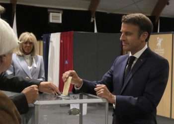 El presidente francés, Emmanuel Macron, emite su voto en la segunda vuelta de las elecciones legislativas, en Le Touquet, en el norte de Francia, el 19 de junio de 2022. Foto: Michel Spingler / EFE / POOL.