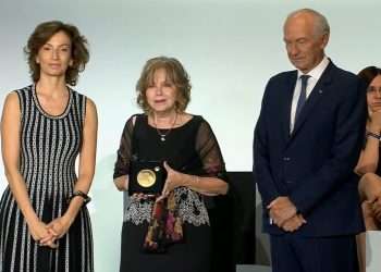 La investigadora cubana María Guadalupe Guzmán (c) recibe en París el Premio Internacional L’Oréal-Unesco “La Mujer y la Ciencia”. Foto: 4womeninscience / Twitter.