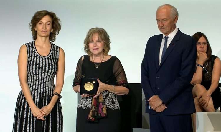 La investigadora cubana María Guadalupe Guzmán (c) recibe en París el Premio Internacional L’Oréal-Unesco “La Mujer y la Ciencia”. Foto: 4womeninscience / Twitter.