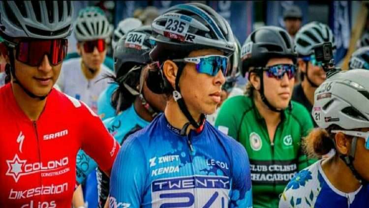 La ciclista cubana Marlies Mejías (al centro), ganadora del Mount Pleasant Momentum, en Estados Unidos, como parte del club Twenty24. Foto: aginformacion.tv