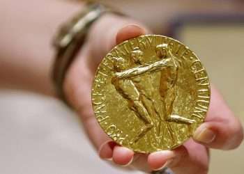 La medalla del Premio Nobel de la Paz subastada por más de 100 millones de dólares. Foto: Euronews
