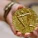 La medalla del Premio Nobel de la Paz subastada por más de 100 millones de dólares. Foto: Euronews