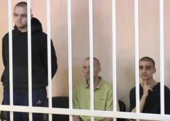 Los dos soldados británicos y el marroquí, durante el juicio en que fueron condenados a muerte. | Foto: RIA/Novosti