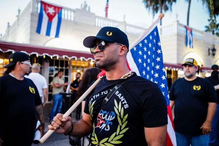 Henry "Enrique" Tarrío, el líder de Proud Boys, durante un mítin en Miami (2021). Foto: CBS News.