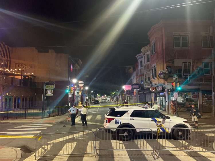 Policías en el lugar del tiroteo ocurrido este 4 de junio en Filadelfia, Estados Unidos. Foto: Tomada del perfil de Twitter de Max Marin / PhillyInquirer.