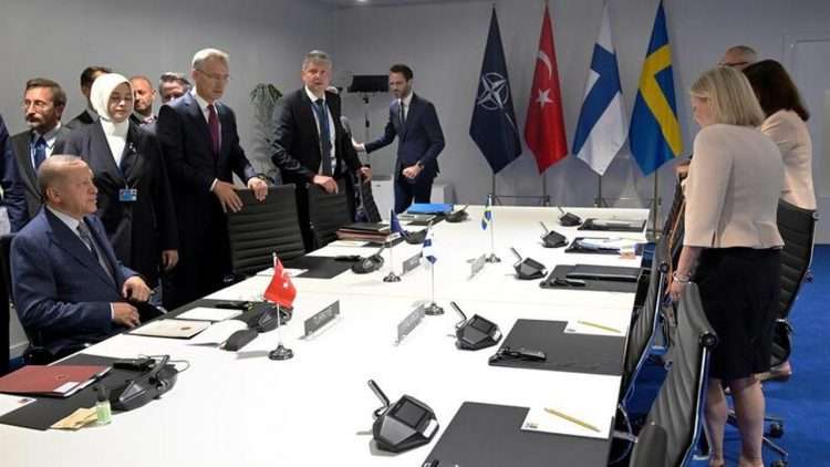 El presidente turco, sentado a la izquierda, Recep Tayyip Erdogan, al inicio de la reunión. | Foto: EPA