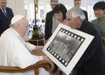 Kim Phuc (c), conocida como "la niña del napalm" y Nick Ut (d), el fotógrafo retirado de la agencia AP, entregan al papa Francisco una copia de la icónica foto tomada un 8 de junio de 1972 en plena guerra de Vietnam. Foto: Vatican Media/Efe.