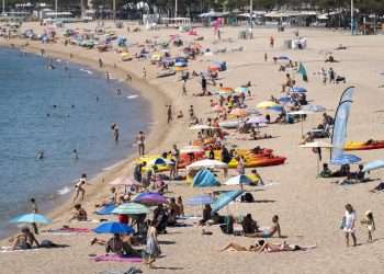 Vista de la playa de Platja d'Aro (Girona) en el inicio de la temporada de verano 2022 en Cataluña. Foto: David Borrat / EFE.