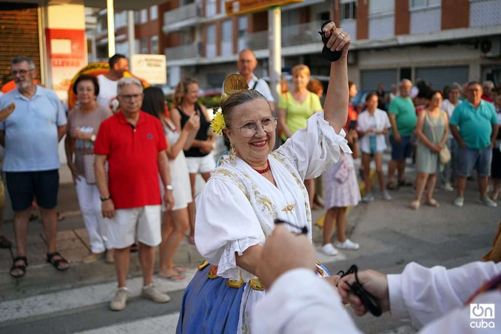 Walking through El Perelló with the Virgen del Carmen