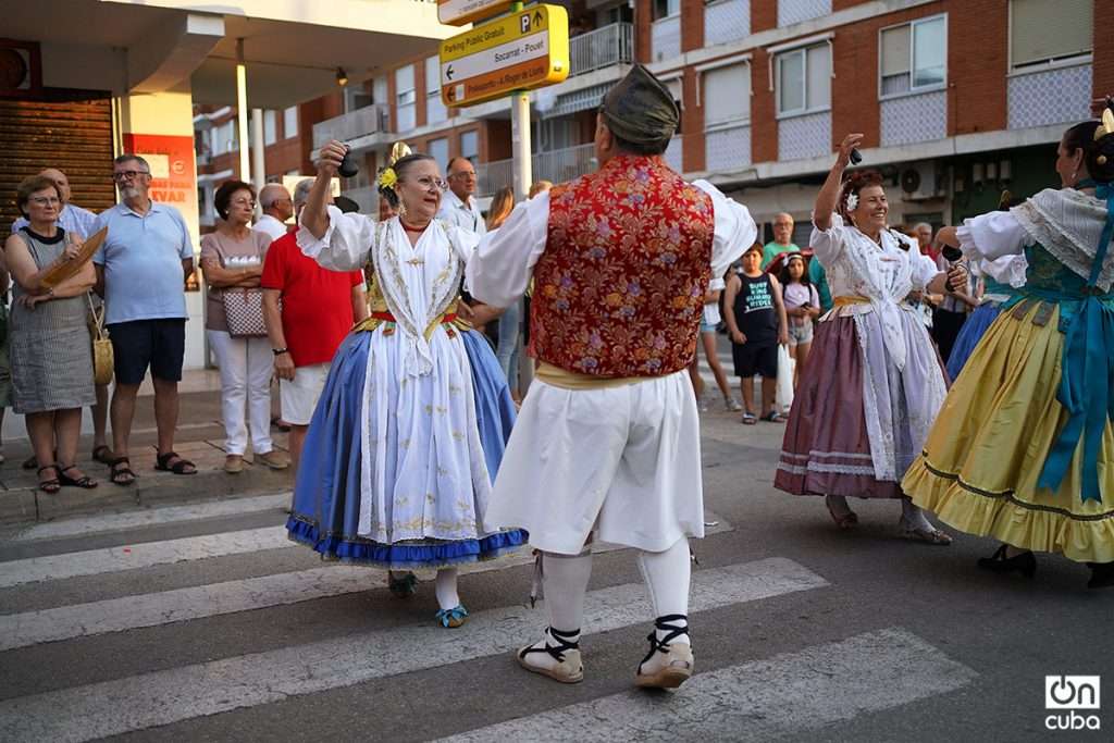 Walking through El Perelló with the Virgen del Carmen