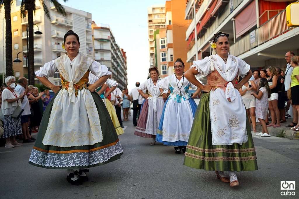 Walking through El Perelló with the Virgen del Carmen