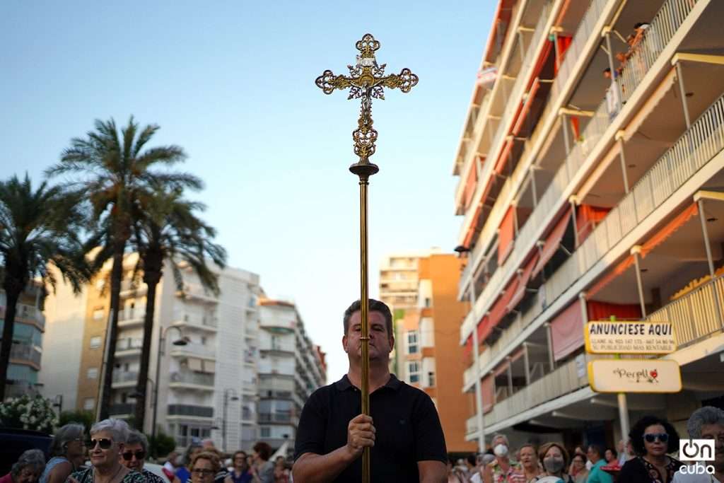 Walking through El Perelló with the Virgen del Carmen