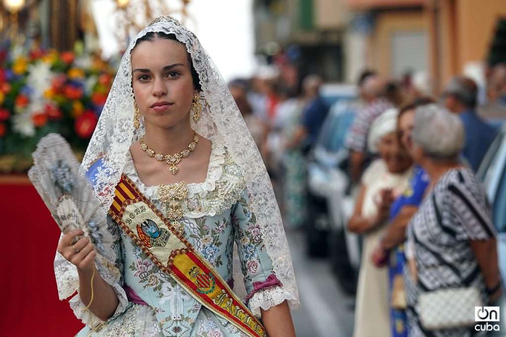 Walking through El Perelló with the Virgen del Carmen