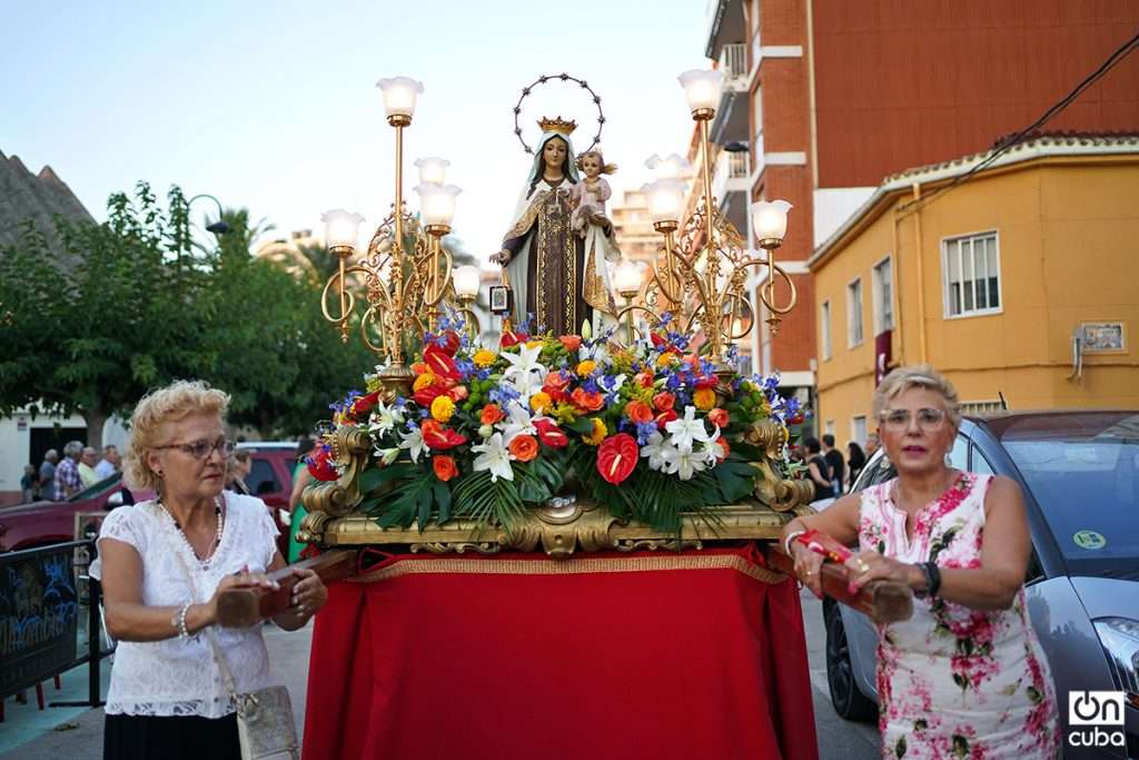 Walking through El Perelló with the Virgen del Carmen