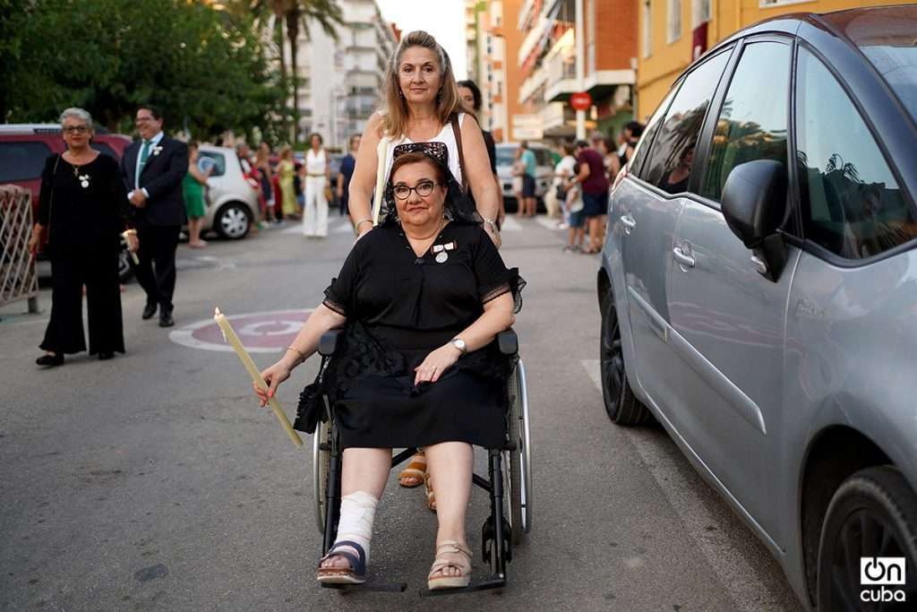 Walking through El Perelló with the Virgen del Carmen