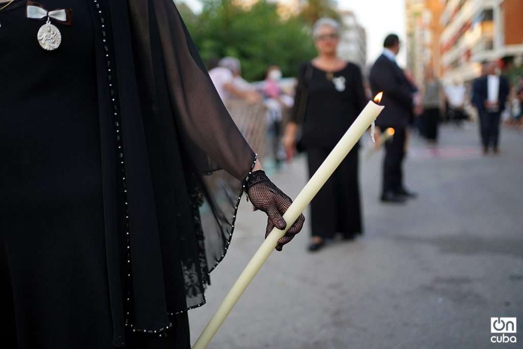 Walking through El Perelló with the Virgen del Carmen