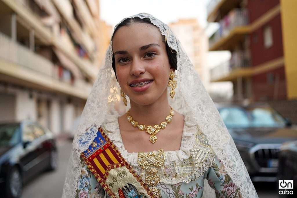 Walking through El Perelló with the Virgen del Carmen