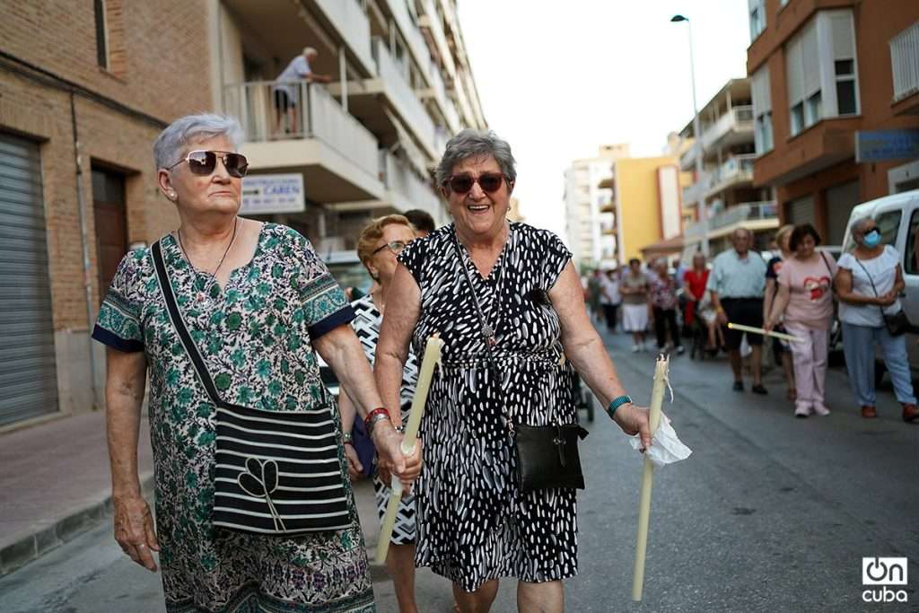 Walking through El Perelló with the Virgen del Carmen