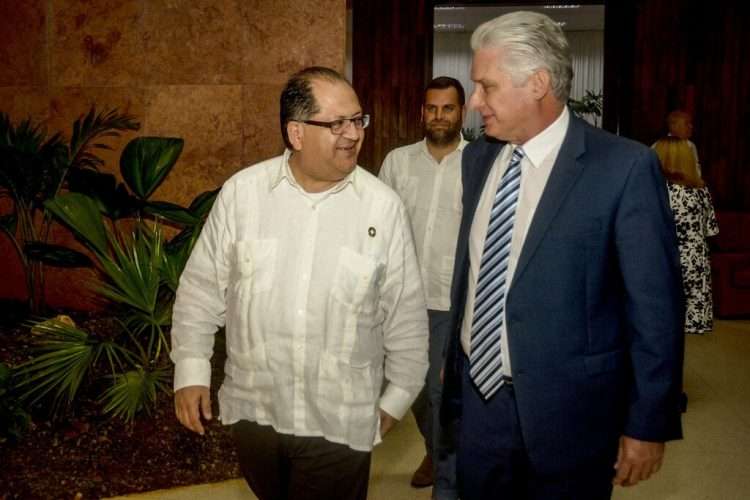 El presidente cubano, Miguel Díaz-Canel (d), junto al director regional del PNUD para América Latina y el Caribe, Luis Felipe López-Calva. Foto: Foto: Estudio Revolución / ACN.