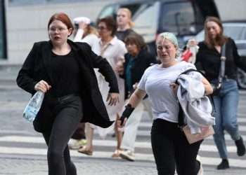 Personas huyendo del centro comercial en Dinamarca. Foto: AFP