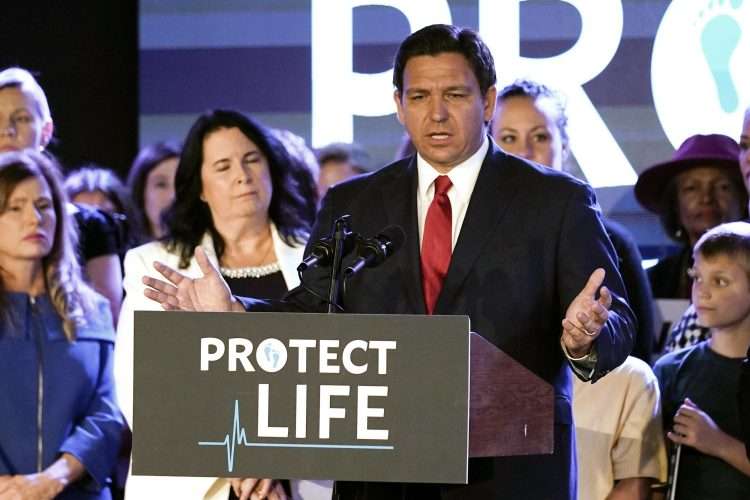 El gobernador de Florida, Ron DeSantis, habla con sus partidarios antes de promulgar la ley que prohíbe el aborto durante 15 semanas el jueves 14 de abril de 2022 en Kissimmee, Florida. Foto: AP.