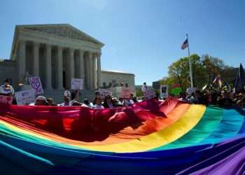Manifestantes con una bandera del arcoiris ante la Corte Suprema de Washington el 28 de abril de 2015, cuando se deliberaba sobre el matrimonio entre personas del mismo sexo en el caso Obergefell v. Hodges. Foto: AP.