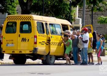 Personas intentan montar en un vehículo de transporte de pasajeros conocido como Gacela, en La Habana. Foto: Otmaro Rodríguez.